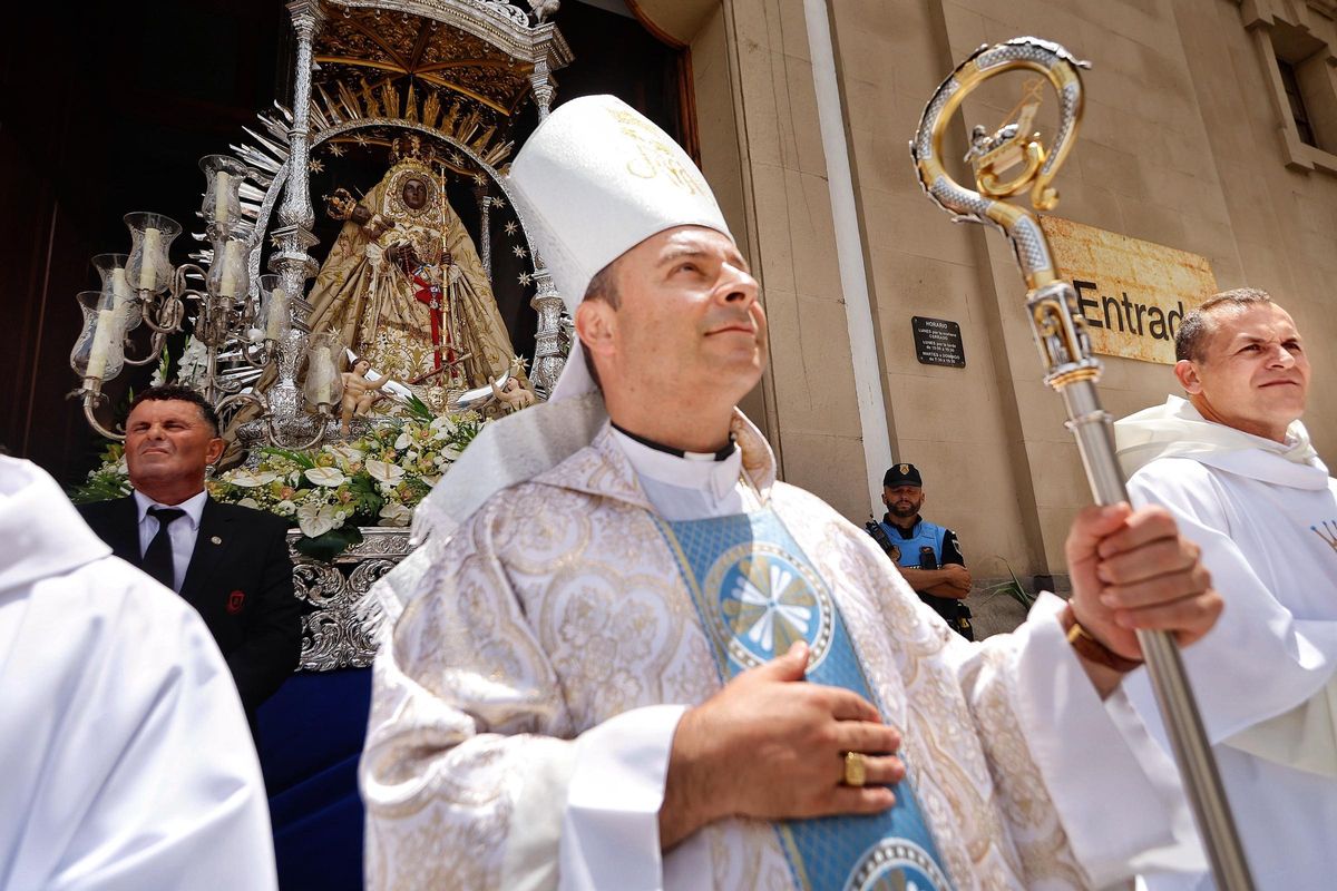 The Bishop of the Nivariense Diocese at the exit of the Eucharist