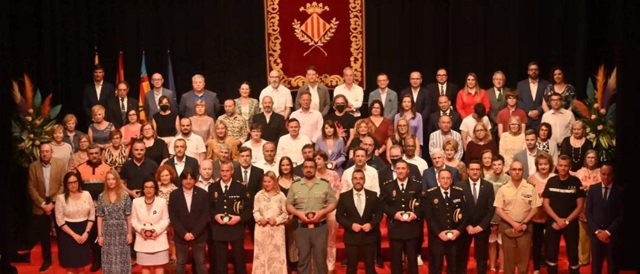 Foto de familia de las entidades, de toda índole, reconocidas por el Ayuntamiento de Vila-real por su esfuerzo durante los momentos más críticos de la pandemia.