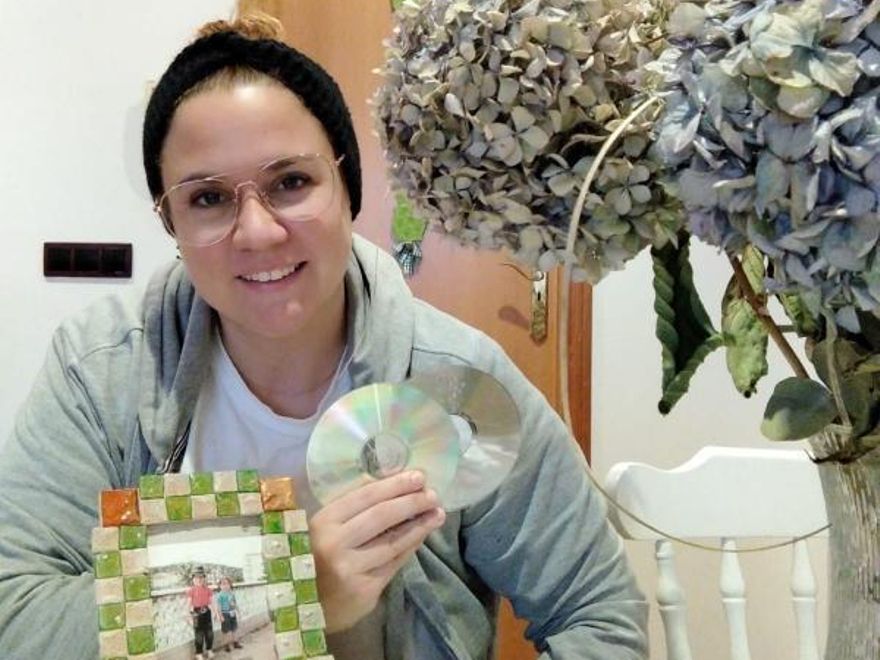 Andrea Martínez ha reciclado todos sus CD para hacer marcos de fotos con teselas, entre otras manualidades.