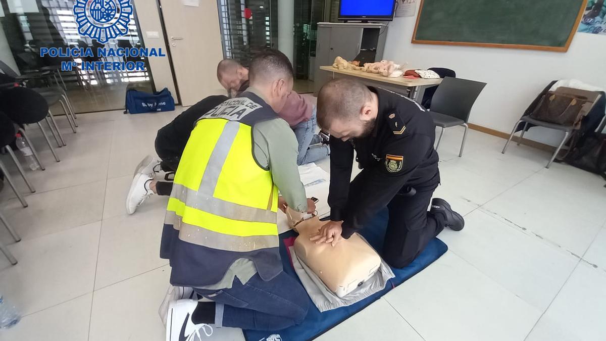 Los agentes dispusieron de maniquíes y desfibriladores.