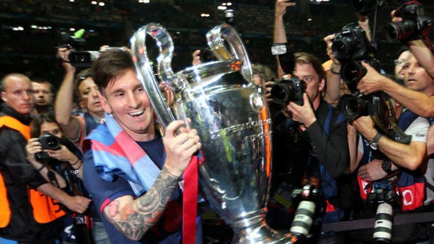 Messi posa con la Copa de Europa.