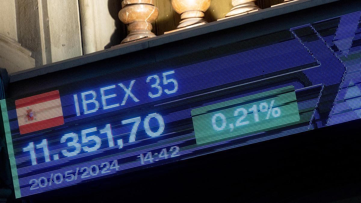 Archivo - Un panel del Ibex 35, en el Palacio de la Bolsa.