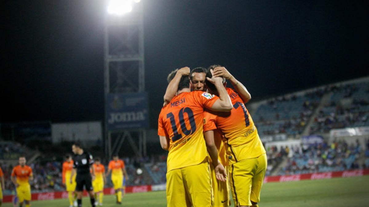 Los autores de los tantos azulgranas --Adriano, Messi y Villa-- se abrazan para celebrar el gol del 'Guaje'.