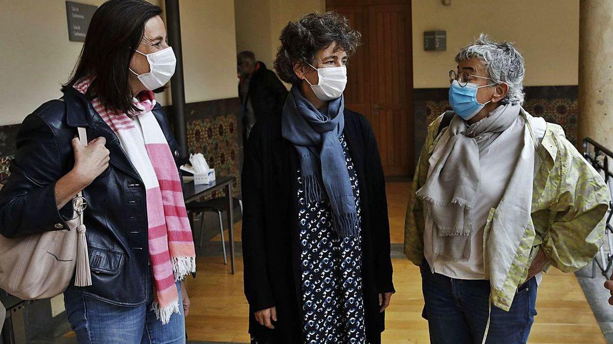 Nieves Roqueñí, Ana Oregi y Ana González charlan antes de entrar al seminario sobre emergencia climática, en el Antiguo Instituto.