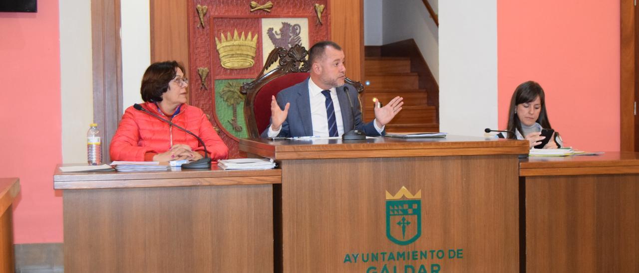 Teodoro Sosa, alcalde de Gáldar, en el Pleno junto a la secretaria municipal y a Valeria Guerra, primera teniente de alcalde