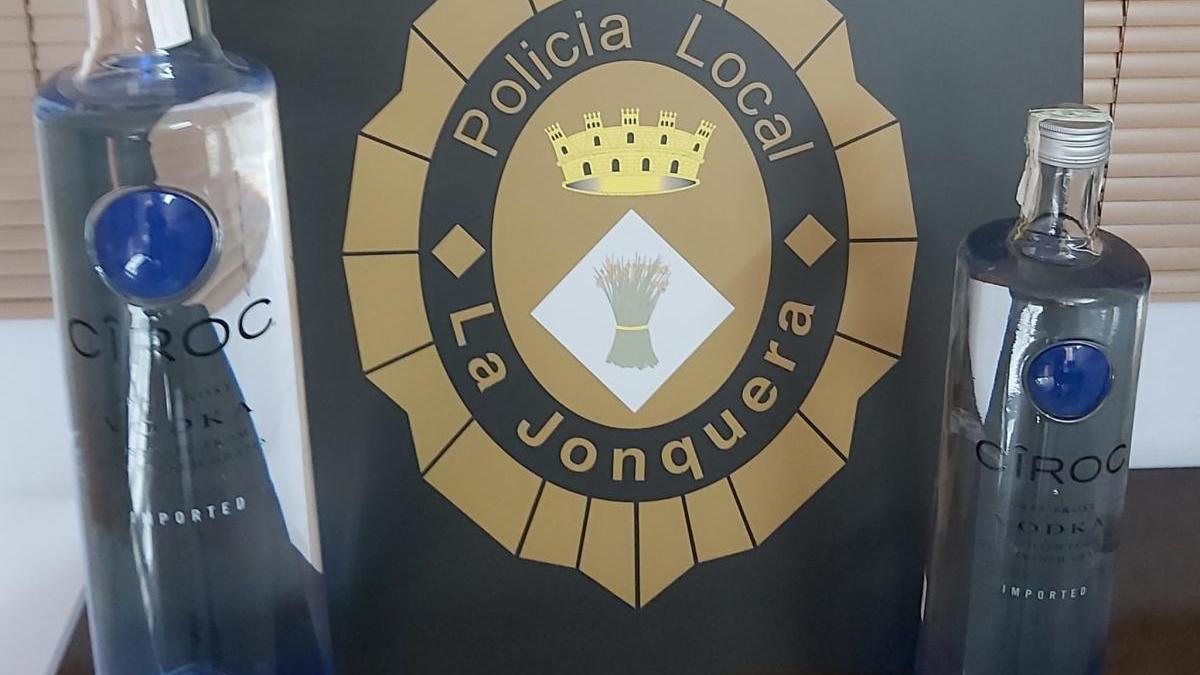 Dues ampolles de vodka de 3 i 5 litres furtades pels denunciats.