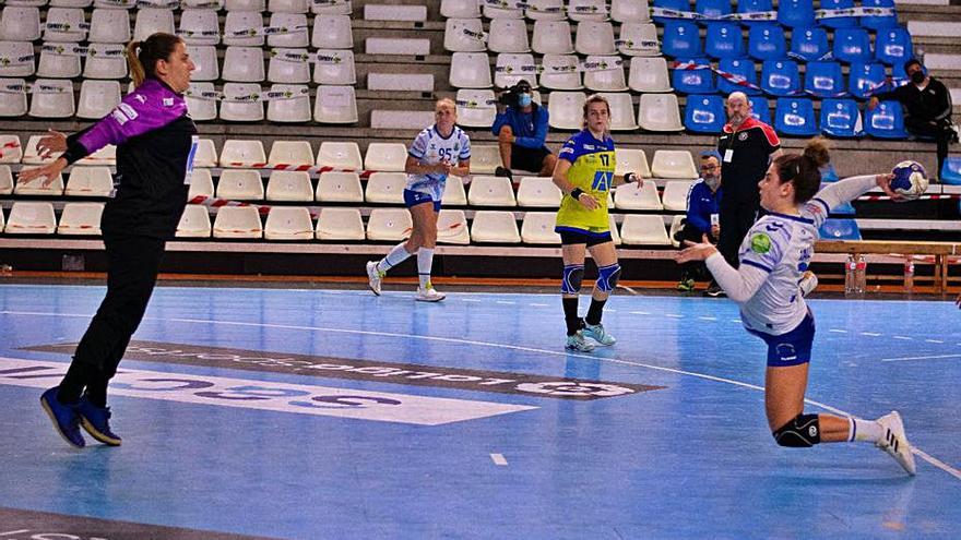 María Zaldúa se dispone a lanzar ante la portera Sol Ceballos. | | @PABLOLASEN