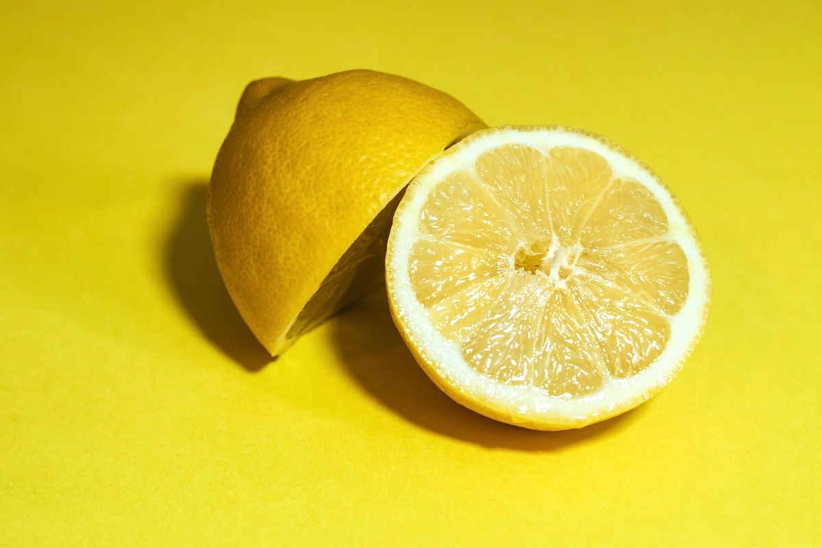 El truco del microondas para revivir las limas y limones