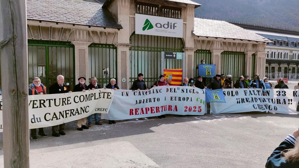 Tras el homenaje a Granell se han desplegado pancartas por la reapertura de la línea.