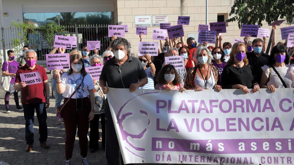 Concentración contra la violencia a la mujeres en Villarrubia, tras una semana negra para el país.