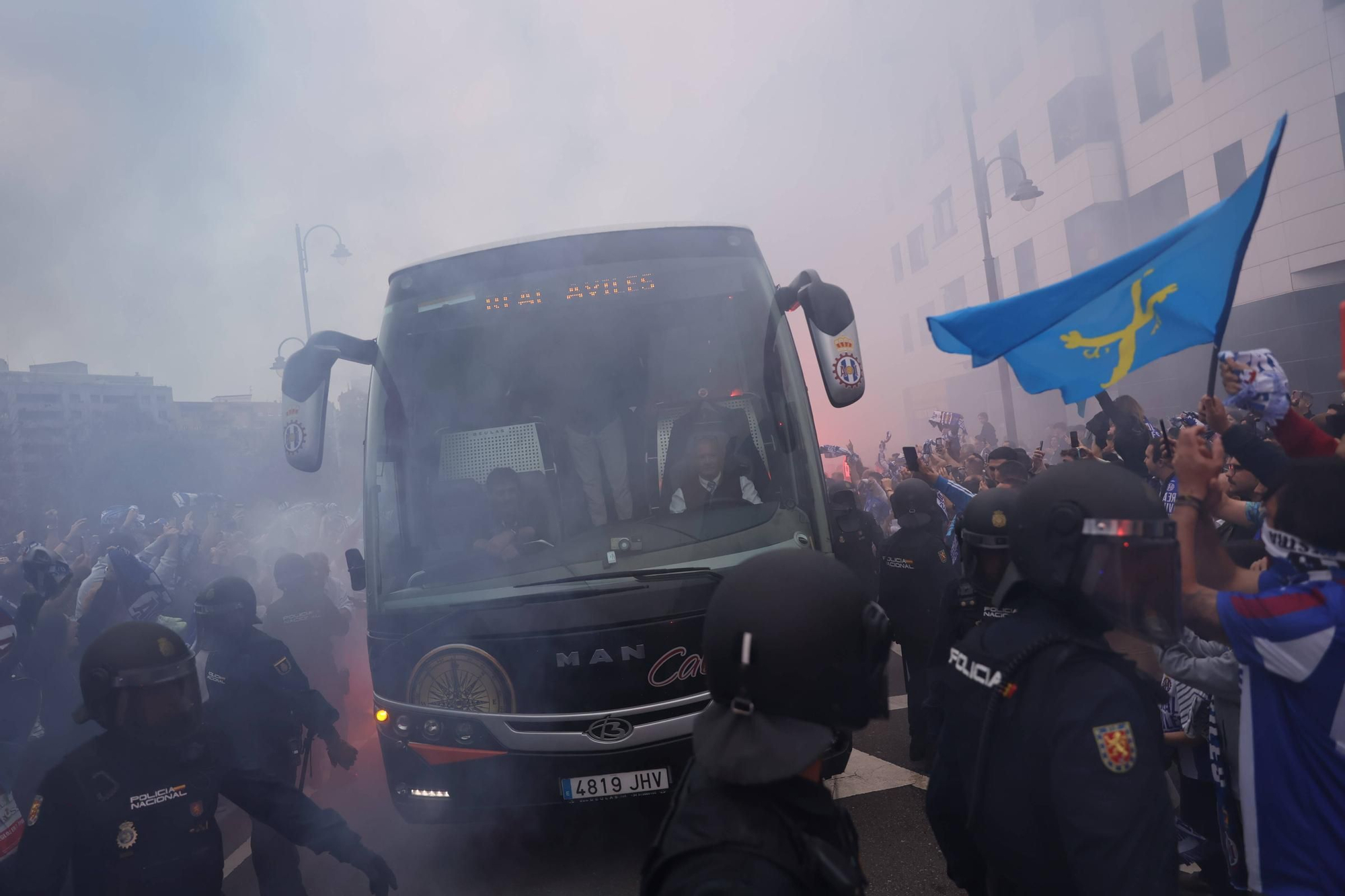 EN IMÁGENES: Avilés se tiñe de blanquiazul para la final por el ascenso ante el Rayo Majadahonda