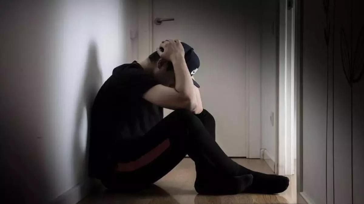 Un jove amb problemes de salut mental Un jove amb problemes de salut mental