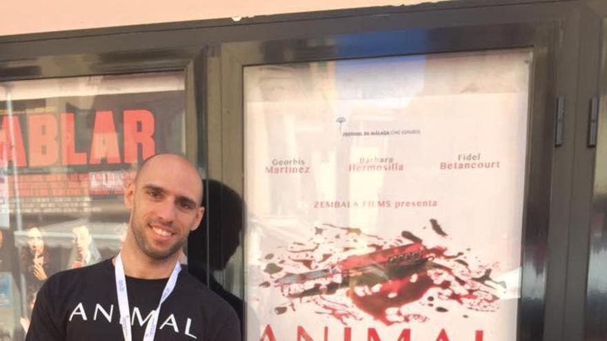 Balihaut, delante del cartel de su film en el Albéniz.