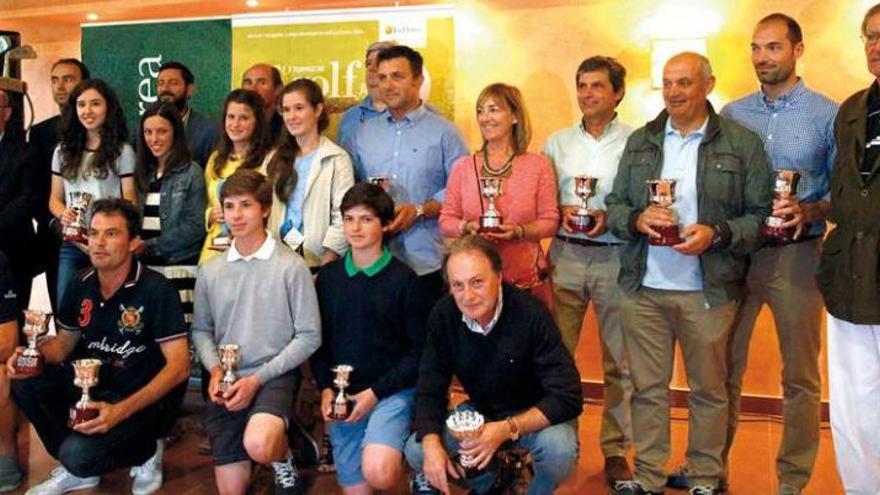 Los premiados de la pasada edición posan con representantes de los patrocinadores.