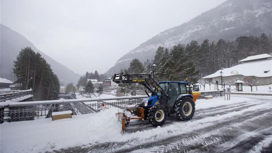 Viento fuerte y nieve en el Pirineo y temperaturas bajas en todo Aragón