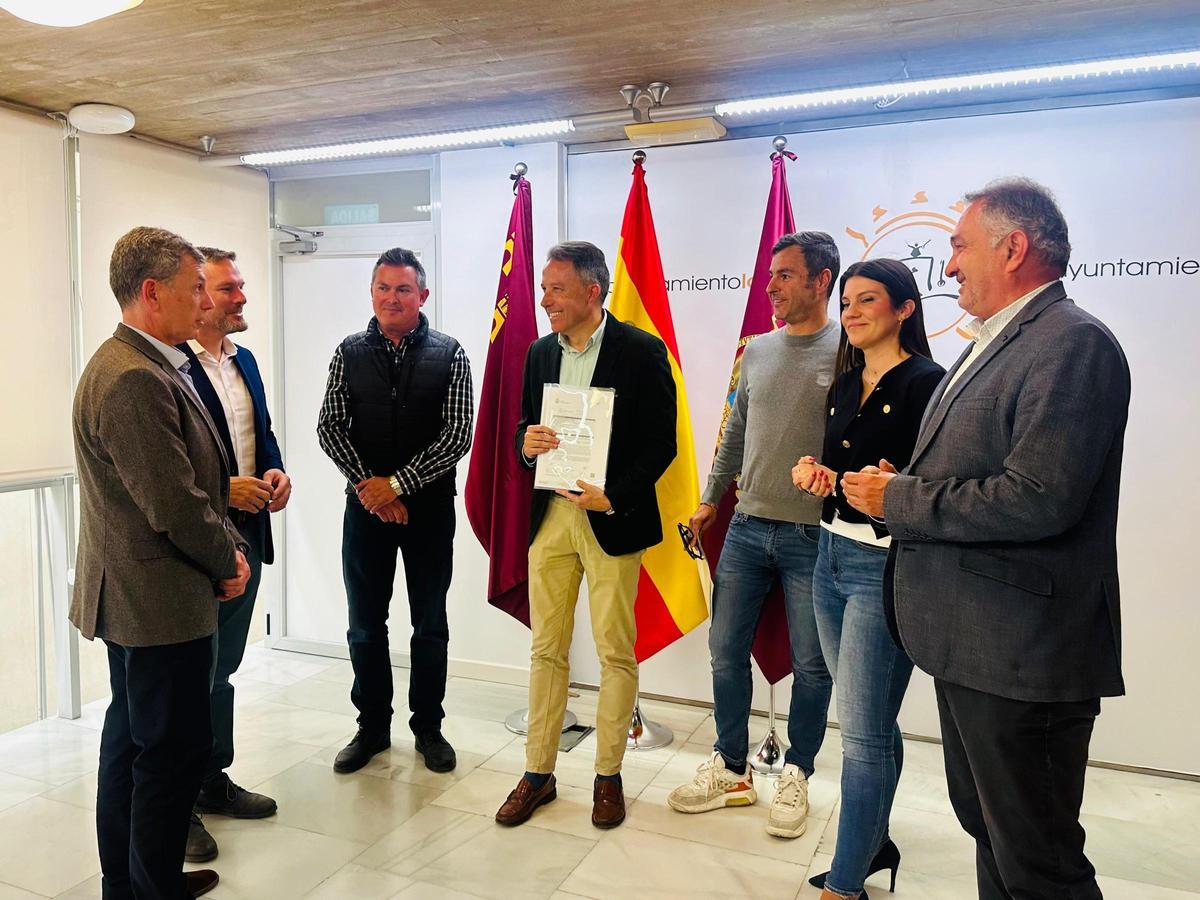 El alcalde mostraba la autorización de la CHS tras la comparecencia.