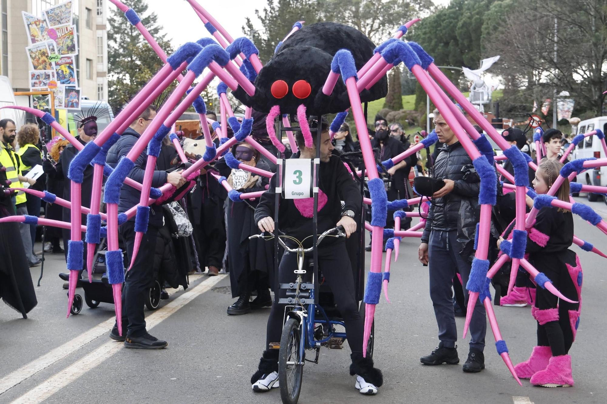 Santiago disfruta del tradicional desfile de Martes de Entroido