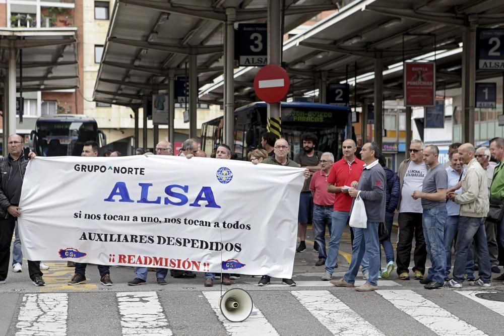 Manifestantes cortan la salida de autobuses de la estación de Gijón por el despido de cinco trabajadores.