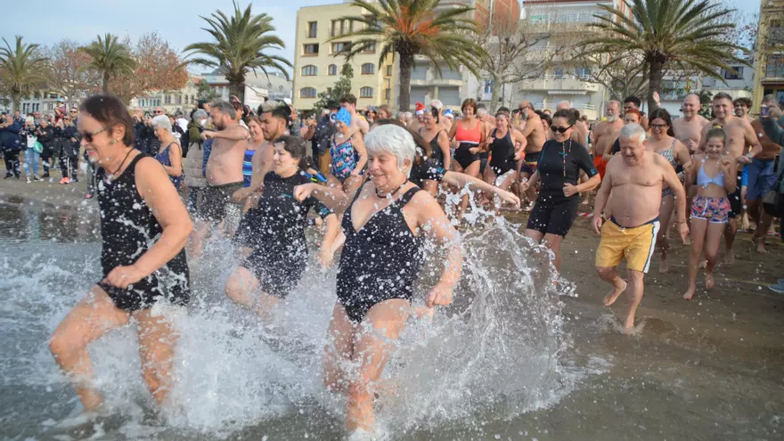 El bon temps facilita una primera banyada de l'any multitudinària a Roses