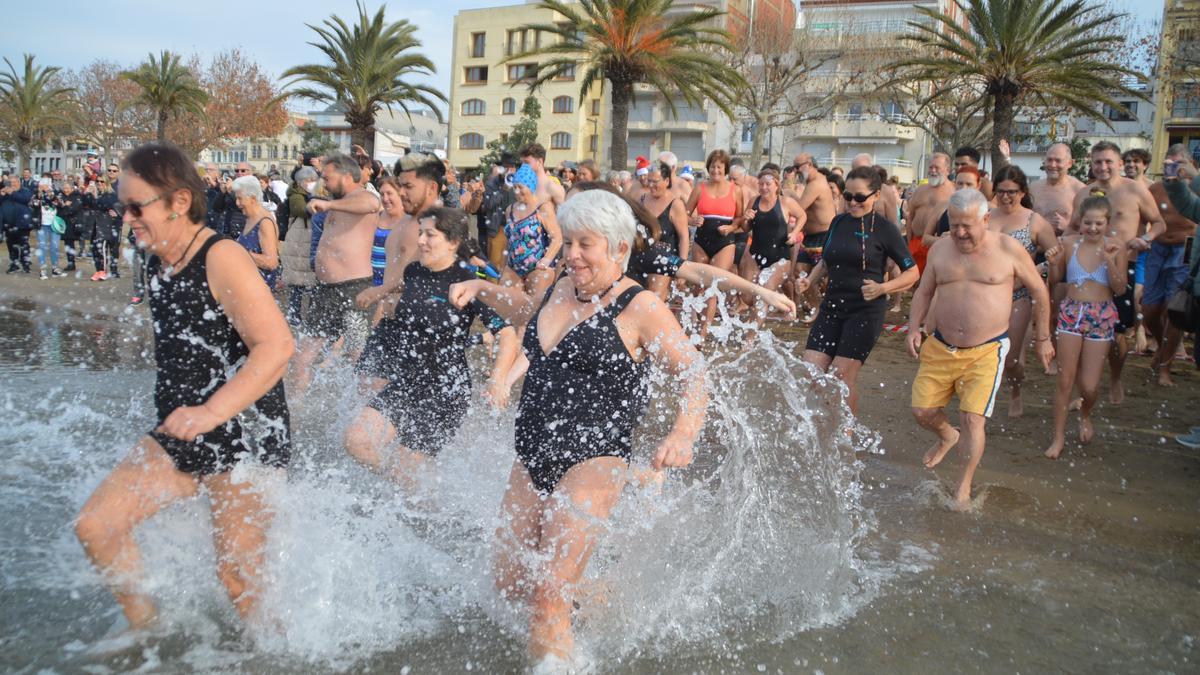 La motivació ha marcat l'entrada a l'aigua a la platja de Roses