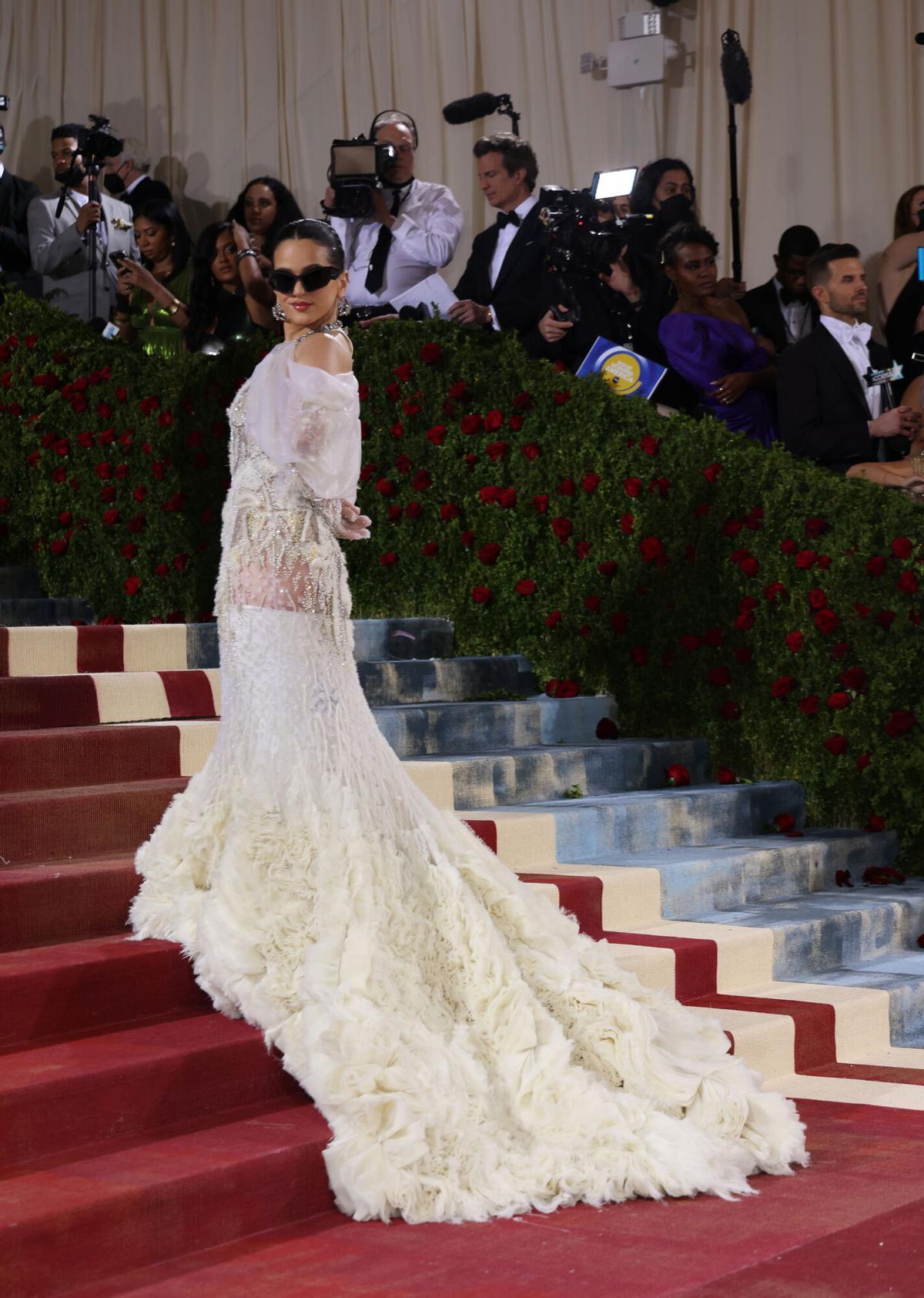 New York (United States), 02/05/2022.- Rosalia on the red carpet for the 2022 Met Gala, the annual benefit for the Metropolitan Museum of Art's Costume Institute, in New York, New York, USA, 02 May 2022. The event coincides with the Met Costume Institute's 'In America: An Anthology of Fashion' which opens 05 May 2022 concludes 05 September 2022. (Moda, Abierto, Estados Unidos, Nueva York) EFE/EPA/JUSTIN LANE