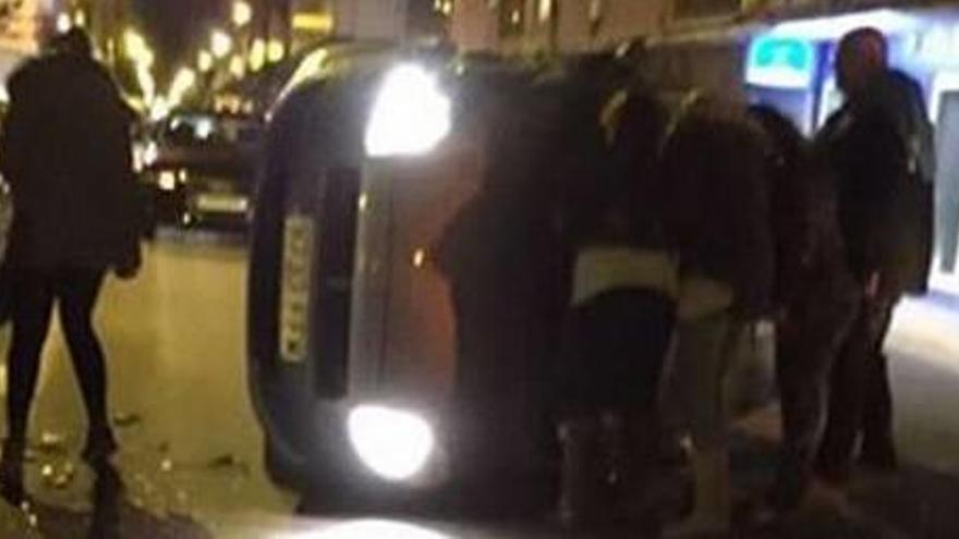 Detienen a un conductor tras volcar su coche en Dénia y quintuplicar la tasa de alcohol