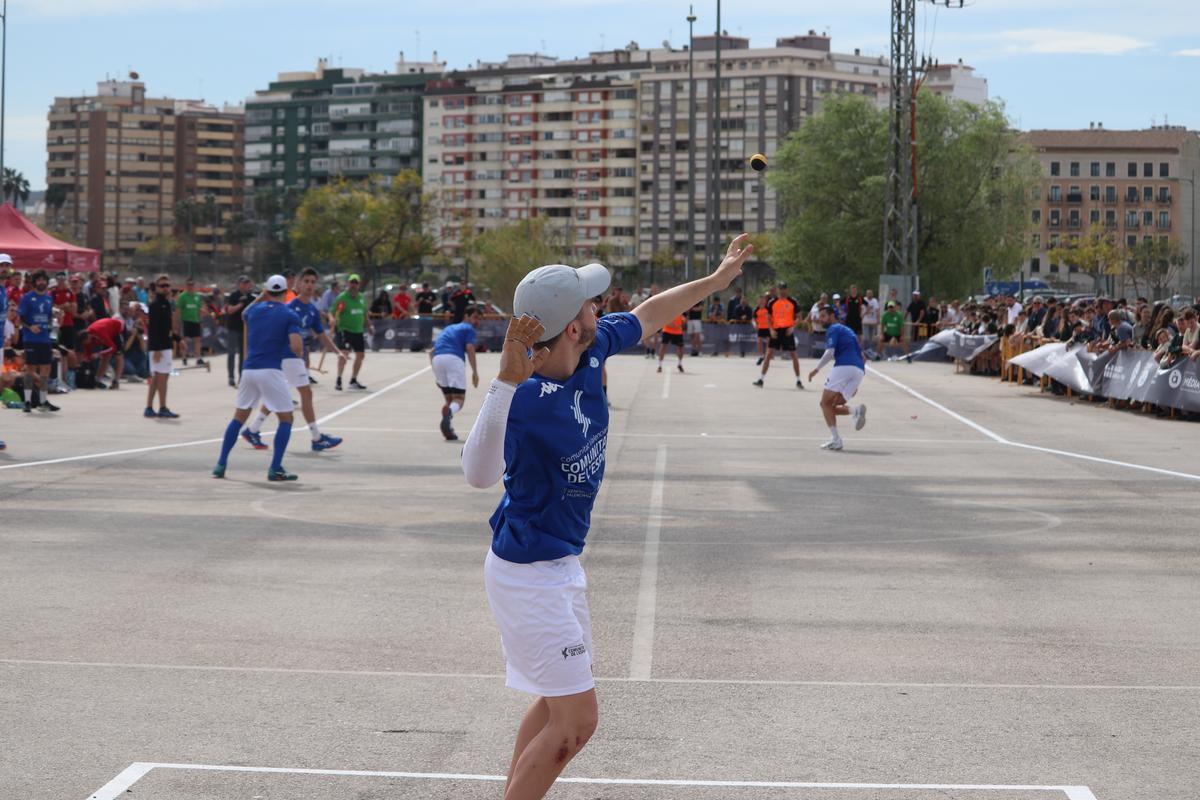 José Luis, des de la banca durant una semifinal que va reunir nombrós públic al recinte firal d'Alzira.