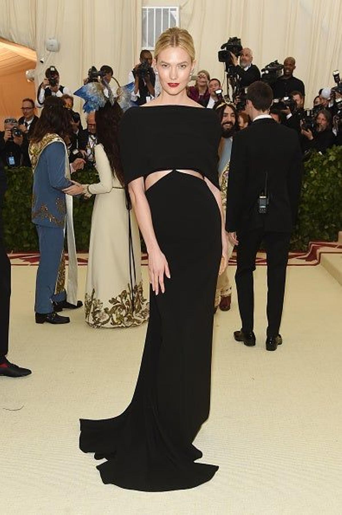 Karlie Kloss con vestido de corte central en la Gala Met