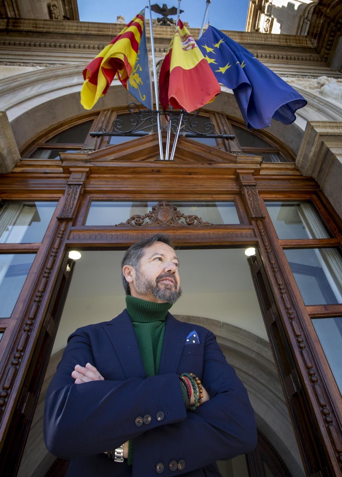 Badenas, a las puertas del balcón del Ayuntamiento de València.