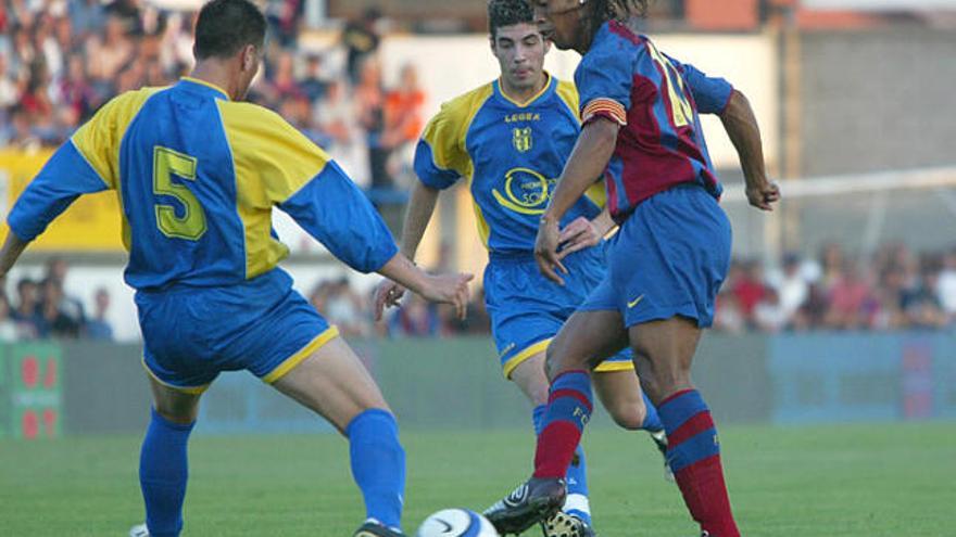 Toni Lima intenta evitar una internada de Ronaldinho en un amistós Palamós-Barça de l&#039;estiu de 2004.