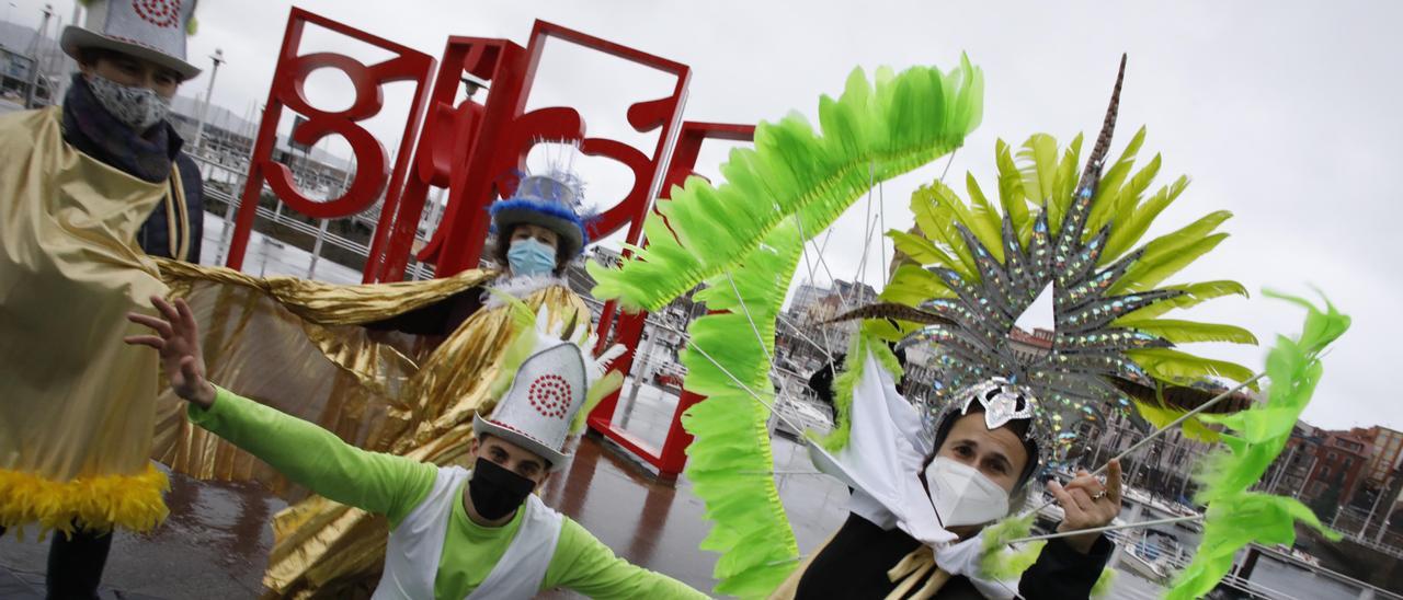 Por la izquierda, Ludi Magdalena, Toñi Gutiérrez, Álex Martino y Covadonga Cid, de &quot;Os brasileiros&quot;, junto a las “letronas” de Gijón en el Puerto Deportivo.