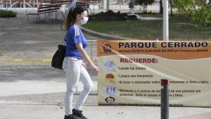 Una mujer camina con mascarilla por el coronavirus en Panamá.