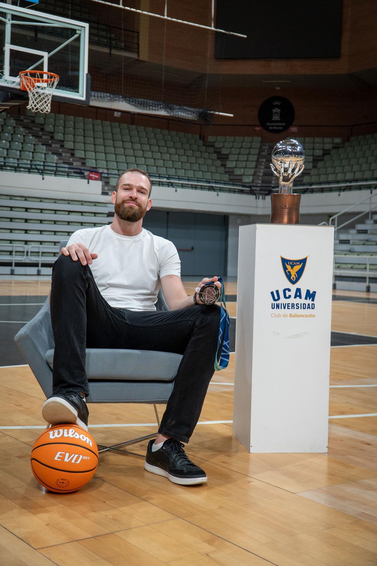 El capitán Nemanja Radovic con la medalla de bronce de la BCL y el subcampeonato de la Liga Endesa.