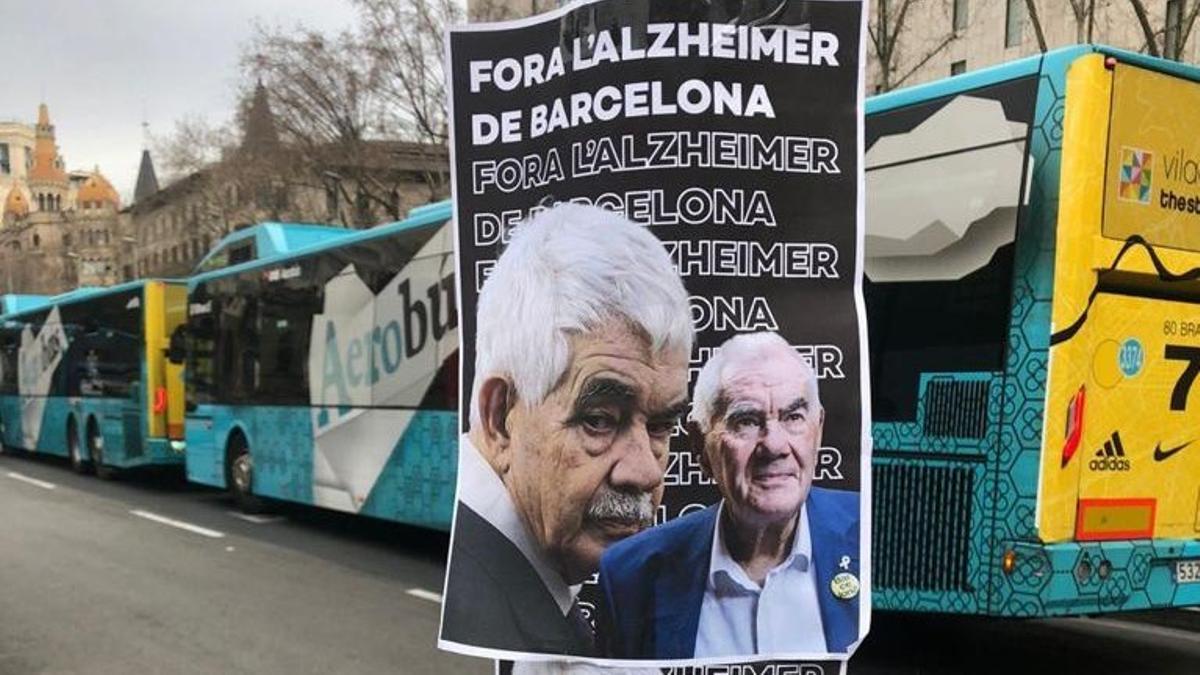 Carteles contra Pasqual y Ernest Maragall que se burlan del Alzhéimer que padece el exalcalde