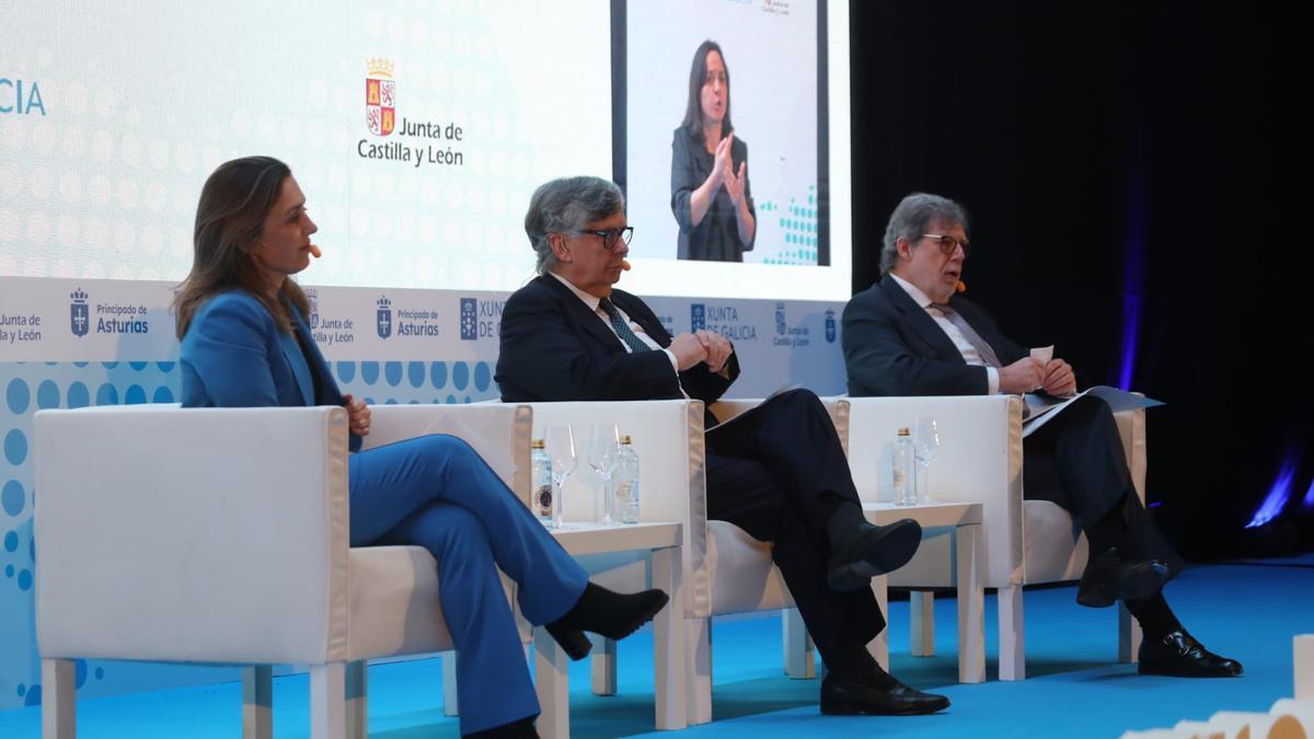 María Calvo Carvajal, presidenta de la Federación de Empresarios de Asturias; Juan Manuel Vieites, presidente de la Confederación de Empresarios de Galicia y Santiago Aparicio, presidente de la Confederación de Empresarios de Castilla y León.