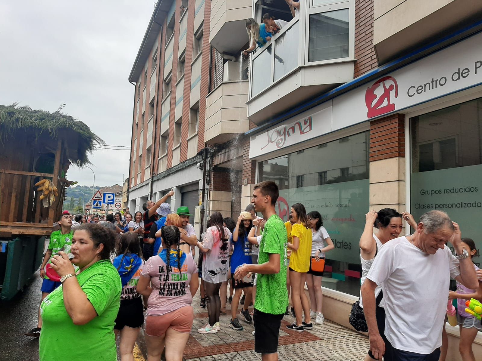 Miles de personas se mojan en Grado: así ha sido el desfile del agua por el centro de la villa moscona