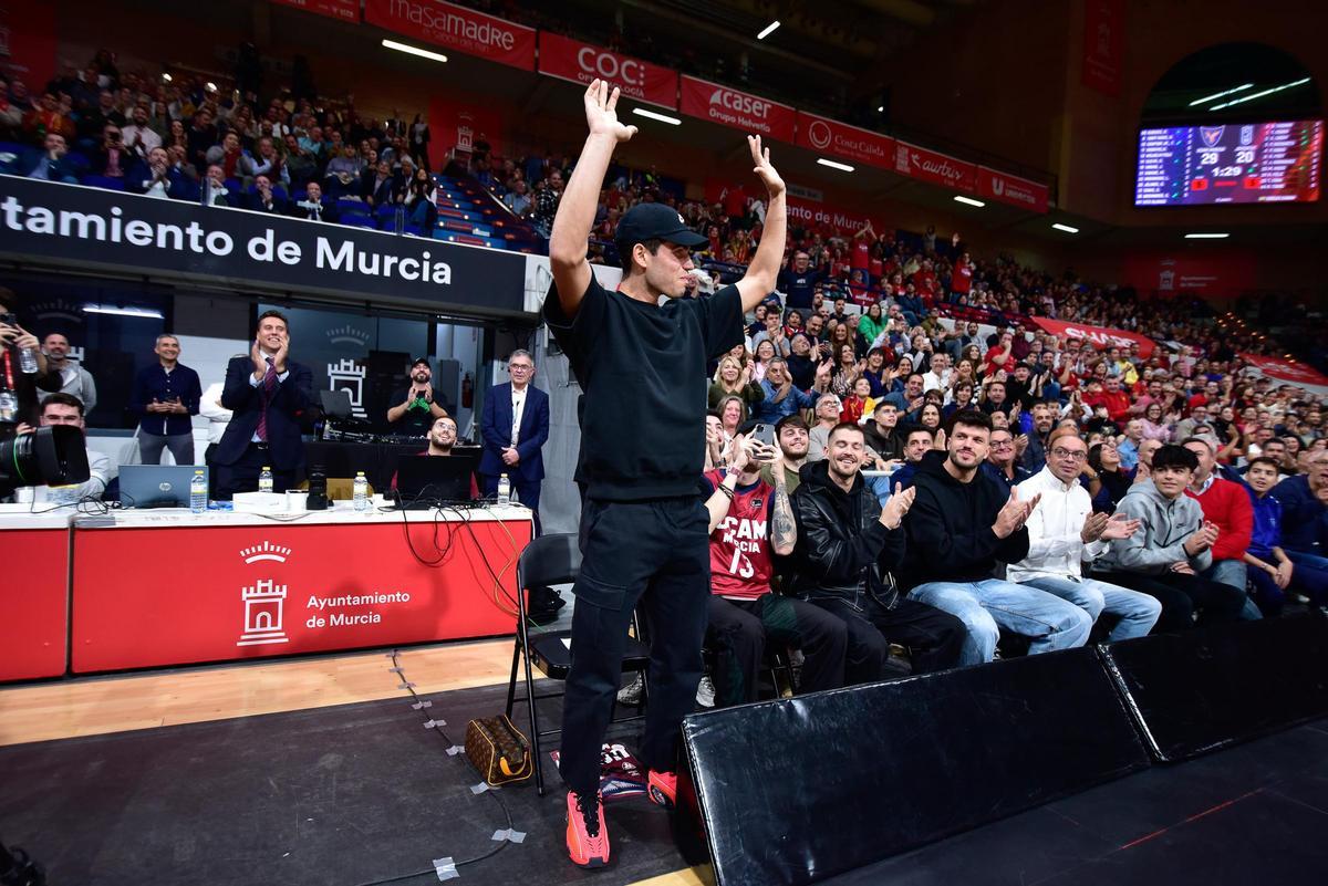 Carlos Alcaraz, saludando al público en el UCAM Murcia-Joventut