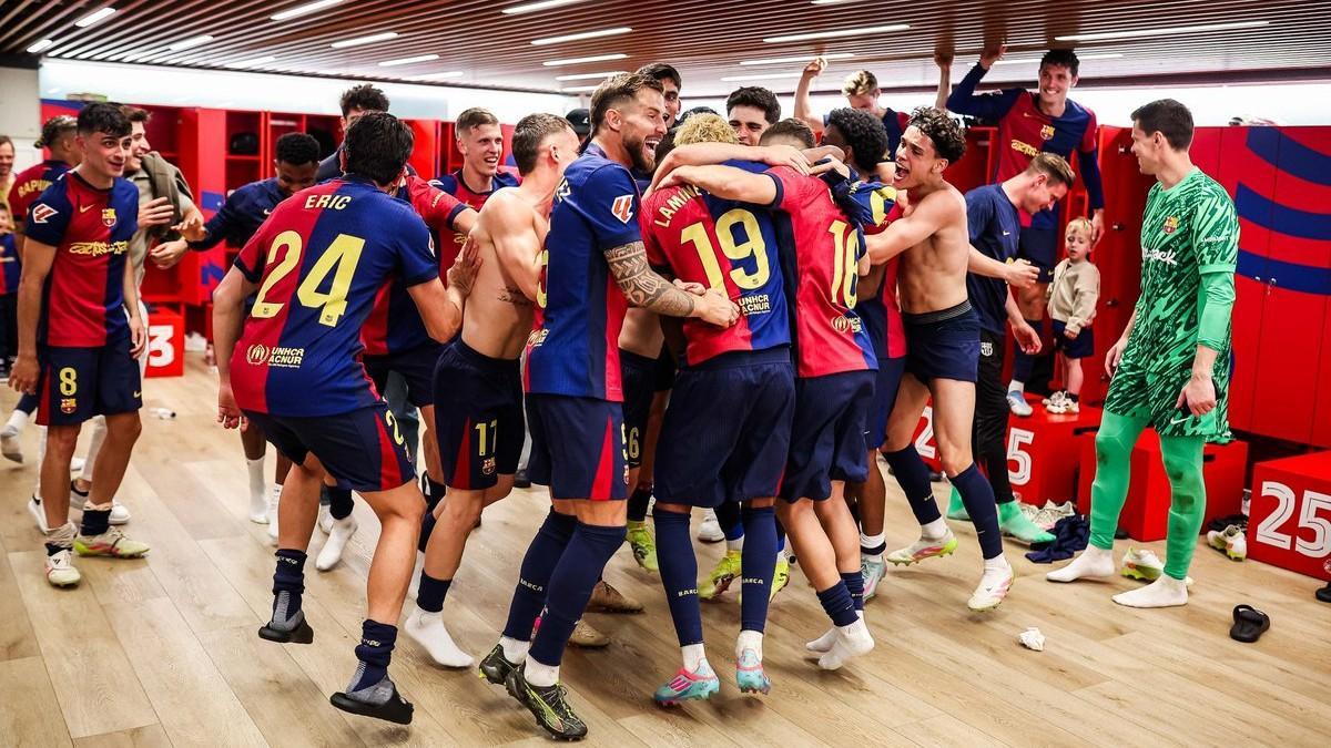 Los jugadores del Barça festejan en Montjuïc el triunfo sobre el Madrid (4-3). Los jugadores del Barça festejan en Montjuïc el triunfo sobre el Madrid (4-3).