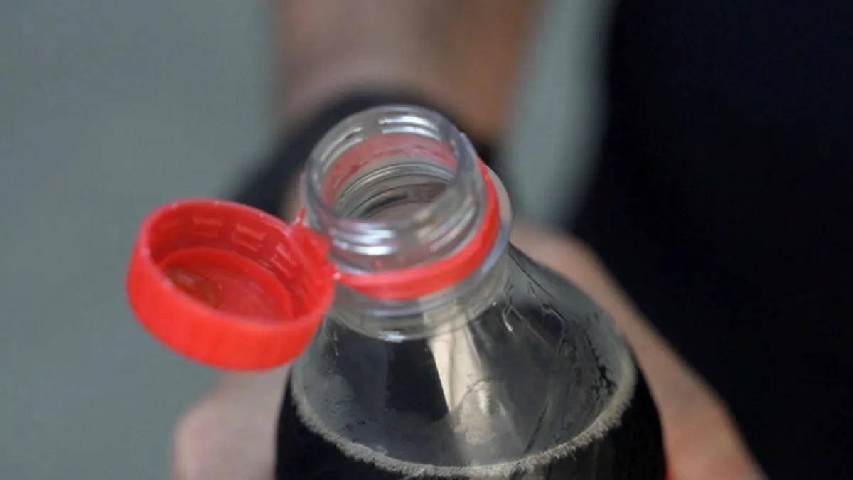 En las nuevas botellas de plástico no se puede despegar el tapón del resto del envase.