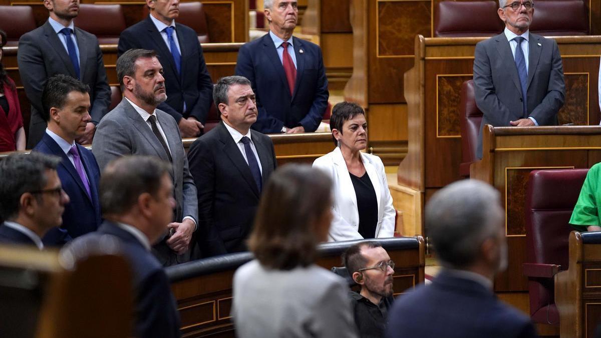 Diputados, entre los que se encuentra la portavoz de Bildu, Mertxe Aizpurua, y ministros durante un minuto de silencio en el Congreso por las víctimas del terrorismo.
