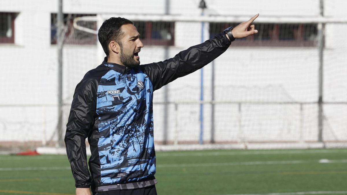 Dani Vidal, durante un entrenamiento con el Avilés