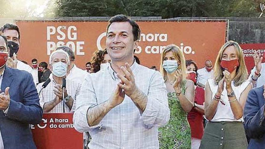 Gonzalo Caballero junto a su tío, el alcalde de Vigo, durante el cierre de campaña en el audotorio de Castrelos.