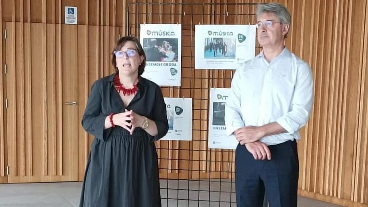 La concejala y el alcalde presentando el espectáculo.