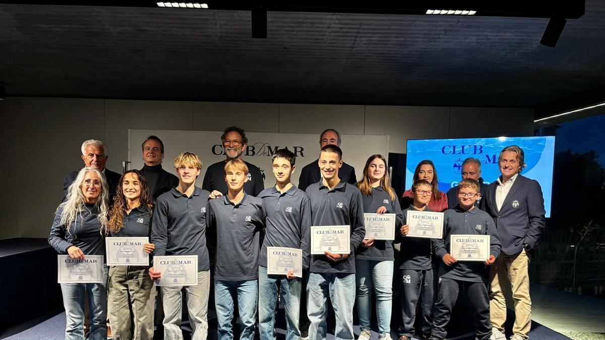Los palistas del Club de Mar Mallorca que fueron homenajeados este viernes.