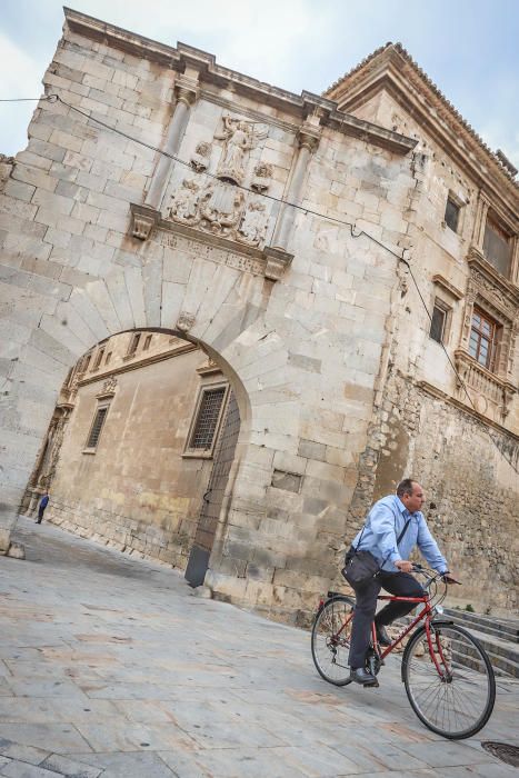 La Puerta de la Olma de Orihuela, llena de cables