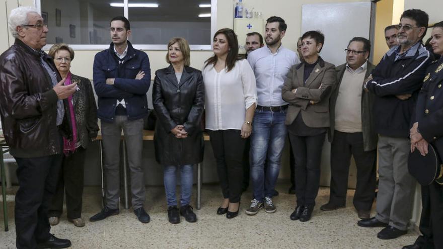 Pilar Andrés y Juan Miguel Soria junto a los representantes vecinales y el alcalde