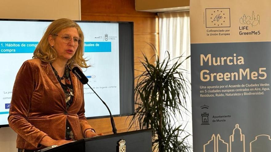 Casi la mitad de murcianos tira alimentos una o más veces por semana, y un 5 por ciento, a diario