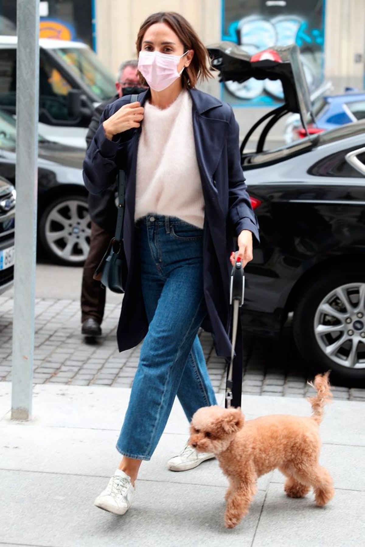 El look de Tamara Falcó con vaqueros anchos, zapatillas, gabardina y jersey para pasear a su perro