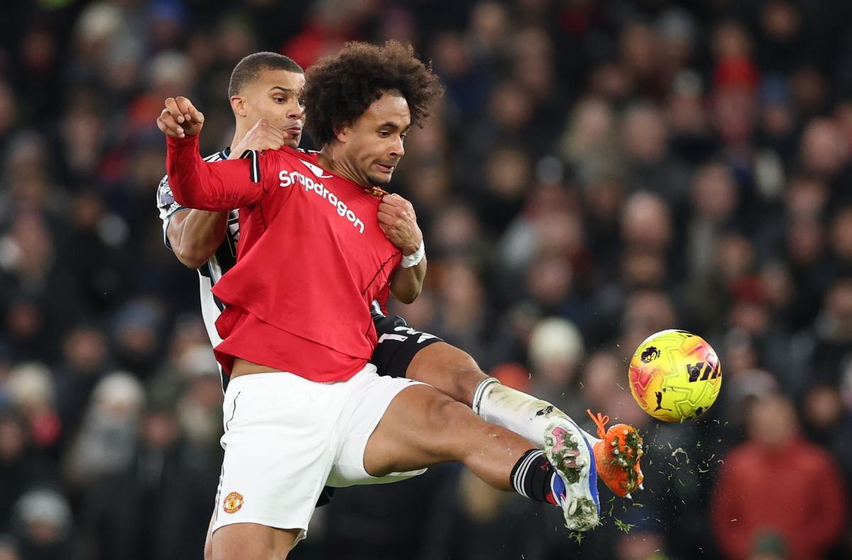 Thiaw pelea con Zirkzee por el balón durante el Manchester United-Newcastle