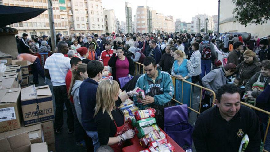 Entrega de alimentos y menús solidarios de los Ángeles de la Noche.